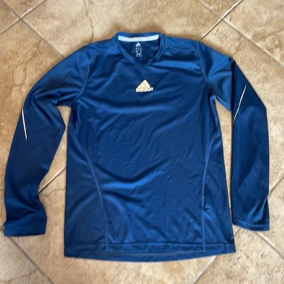 4 Under Armour heat gear short sleeves shirts, 1 adidas long sleeve - Picture 14 of 17